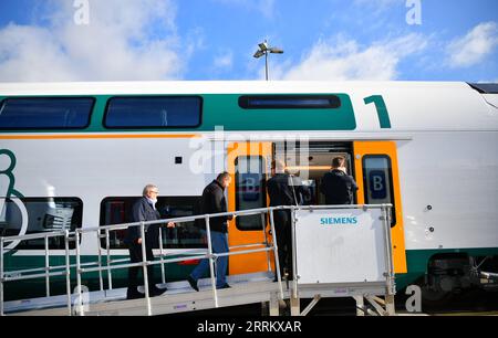 220921 -- BERLIN, le 21 septembre 2022 -- les gens montent à bord d'un train exposé à InnoTrans, un salon de l'industrie ferroviaire, à Berlin, Allemagne, le 20 septembre 2022. La foire commerciale de quatre jours a débuté ici mardi. ALLEMAGNE-BERLIN-INNOTRANS SALON RenxPengfei PUBLICATIONxNOTxINxCHN Banque D'Images