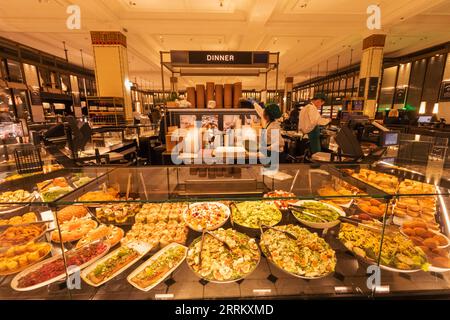 Angleterre, Londres, Knightsbridge, Harrods, Food Hall, Compteur Delicatessan Banque D'Images