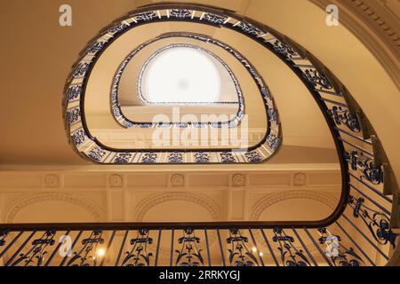 Angleterre, Londres, The Strand, Galerie Courtauld, escalier en spirale Banque D'Images