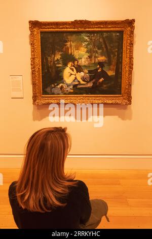 Angleterre, Londres, The Strand, Galerie Courtauld, vue intérieure des visiteurs féminins regardant la peinture Banque D'Images