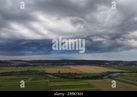 Vue aérienne des nuages orageux au-dessus des plaines de Transylvanie en Roumanie Banque D'Images