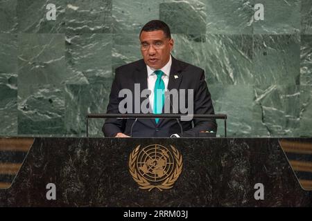 220924 -- NATIONS UNIES, 24 septembre 2022 -- le Premier ministre jamaïcain Andrew Holness prend la parole lors du débat général de la 77e session de l'Assemblée générale des Nations Unies au siège de l'ONU à New York, le 22 septembre 2022. POUR ALLER AVEC le Premier ministre jamaïcain appelle à l'action climatique pour sauver les petits États insulaires en développement / document via Xinhua ASSEMBLÉE GÉNÉRALE des Nations Unies-DÉBAT GÉNÉRAL CiaxPak/UNxPhoto PUBLICATIONxNOTxINxCHN Banque D'Images