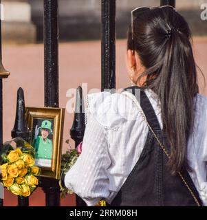 Londres, Royaume-Uni. 08 septembre 2023. Un visiteur prend des photos des fleurs et des hommages à l'extérieur du palais de Buckingham à l'occasion du premier anniversaire de la mort de la reine Elizabeth II Crédit : SOPA Images Limited/Alamy Live News Banque D'Images