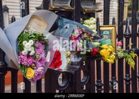 Londres, Royaume-Uni. 08 septembre 2023. Fleurs et hommages vus à l'extérieur du palais de Buckingham à l'occasion du premier anniversaire de la mort de la reine Elizabeth II Crédit : SOPA Images Limited/Alamy Live News Banque D'Images