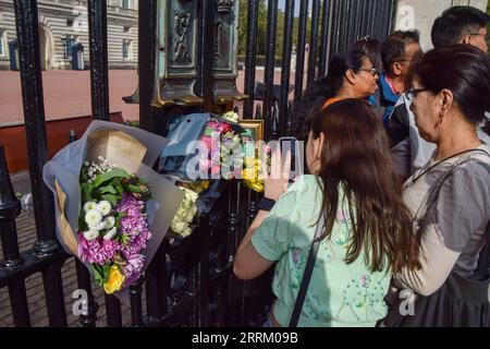 Londres, Royaume-Uni. 08 septembre 2023. Les visiteurs prennent des photos des fleurs et des hommages à l'extérieur du palais de Buckingham à l'occasion du premier anniversaire de la mort de la reine Elizabeth II Crédit : SOPA Images Limited/Alamy Live News Banque D'Images