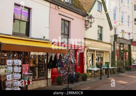 Angleterre, Sussex, East Sussex, Hastings, boutiques colorées dans la vieille ville Banque D'Images