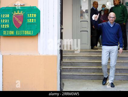 220925 -- ROME, le 25 septembre 2022 -- l'ancien Premier ministre italien et chef du Parti démocratique de centre gauche Enrico Letta quitte un bureau de vote après avoir voté à Rome, Italie, le 25 septembre 2022. Les élections se sont ouvertes pour renouveler le Parlement en Italie tôt dimanche, dans une élection anticipée considérée comme cruciale pour le pays. ITALIE-ROME-ÉLECTION DU PARLEMENT JinxMamengni PUBLICATIONxNOTxINxCHN Banque D'Images