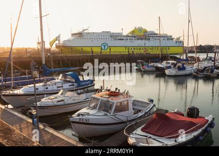 Angleterre, Sussex, East Sussex, Newhaven, DFDS Seaways Ship Cote d'Albatre at Anchor Banque D'Images