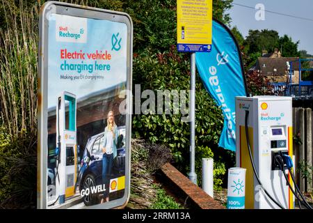 Shell recharge, borne de recharge pour véhicules électriques, station essence Shell, pont Hunton, Hertfordshire, Angleterre, ROYAUME-UNI Banque D'Images