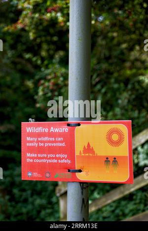 Wildfire Aware Notice Woodland à côté du Grand Union Canal, Hunton Bridge, Hertfordshire, Angleterre, Royaume-Uni Banque D'Images