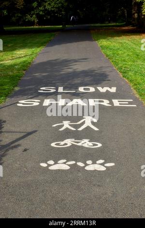 Panneau Shared Pathway, Cassiobury Park, Watford, Hertfordshire, Angleterre, ROYAUME-UNI Banque D'Images