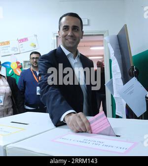 220926 -- ROME, le 26 septembre 2022 -- le ministre italien des Affaires étrangères Luigi Di Maio vote dans un bureau de vote de Naples, Italie, le 25 septembre 2022. Les Frères d'Italie de droite ont été le parti le plus voté lors des élections italiennes tenues dimanche pour renouveler le Parlement, ont montré les sondages à la sortie. /Xinhua ITALIE-ELECTIONS GÉNÉRALES str PUBLICATIONxNOTxINxCHN Banque D'Images