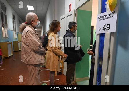 220926 -- ROME, le 26 septembre 2022 -- des résidents font la queue pour voter dans un bureau de vote à Bologne, Italie, le 25 septembre 2022. Les Frères d'Italie de droite ont été le parti le plus voté lors des élections italiennes tenues dimanche pour renouveler le Parlement, ont montré les sondages à la sortie. Photo de /Xinhua ITALIE-ELECTIONS GÉNÉRALES GiannixSchicchi PUBLICATIONxNOTxINxCHN Banque D'Images