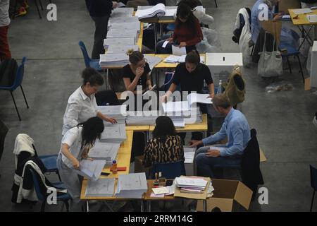 220926 -- ROME, le 26 septembre 2022 -- les membres du personnel comptent les bulletins de vote votés par des citoyens italiens vivant à l'étranger à Bologne, Italie, le 25 septembre 2022. Les Frères d'Italie de droite ont été le parti le plus voté lors des élections italiennes tenues dimanche pour renouveler le Parlement, ont montré les sondages à la sortie. Photo de /Xinhua ITALIE-ELECTIONS GÉNÉRALES GiannixSchicchi PUBLICATIONxNOTxINxCHN Banque D'Images