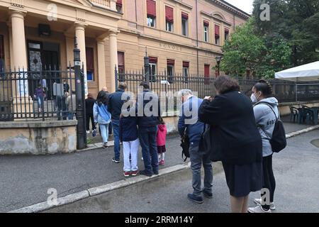 220926 -- ROME, le 26 septembre 2022 -- des résidents font la queue pour voter dans un bureau de vote à Bologne, Italie, le 25 septembre 2022. Les Frères d'Italie de droite ont été le parti le plus voté lors des élections italiennes tenues dimanche pour renouveler le Parlement, ont montré les sondages à la sortie. Photo de /Xinhua ITALIE-ELECTIONS GÉNÉRALES GiannixSchicchi PUBLICATIONxNOTxINxCHN Banque D'Images