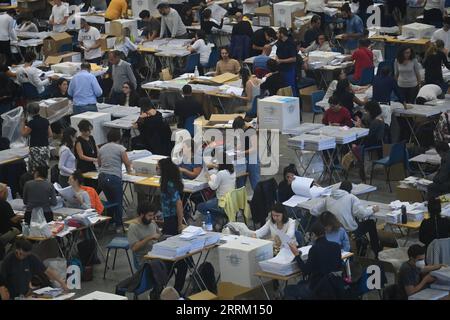 220926 -- ROME, le 26 septembre 2022 -- les membres du personnel comptent les bulletins de vote votés par des citoyens italiens vivant à l'étranger à Bologne, Italie, le 25 septembre 2022. Les Frères d'Italie de droite ont été le parti le plus voté lors des élections italiennes tenues dimanche pour renouveler le Parlement, ont montré les sondages à la sortie. Photo de /Xinhua ITALIE-ELECTIONS GÉNÉRALES GiannixSchicchi PUBLICATIONxNOTxINxCHN Banque D'Images