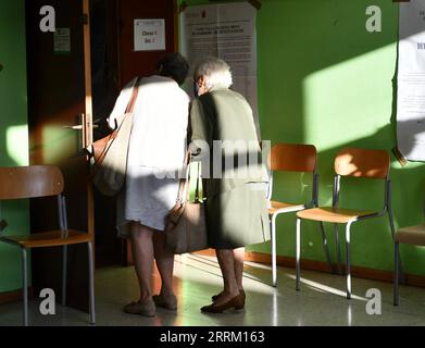 220926 -- ROME, le 26 septembre 2022 -- des résidents attendent pour voter dans un bureau de vote à Rome, Italie, le 25 septembre 2022. Les Frères d'Italie de droite ont été le parti le plus voté lors des élections italiennes tenues dimanche pour renouveler le Parlement, ont montré les sondages à la sortie. ITALIE-ELECTIONS GÉNÉRALES JinxMamengni PUBLICATIONxNOTxINxCHN Banque D'Images