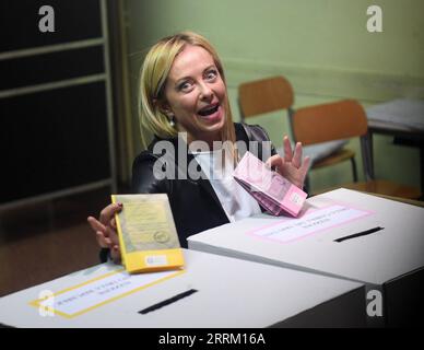 Wahlen in Italien, Giorgia Meloni Stimmabgabe in ROM 220926 -- ROME, 26 septembre 2022 -- Giorgia Meloni, chef du parti Frères d'Italie, montre ses bulletins de vote dans un bureau de vote à Rome, Italie, le 25 septembre 2022. Les Frères d'Italie de droite ont été le parti le plus voté lors des élections italiennes tenues dimanche pour renouveler le Parlement, ont montré les sondages à la sortie. ITALIE-ELECTIONS GÉNÉRALES JinxMamengni PUBLICATIONxNOTxINxCHN Banque D'Images