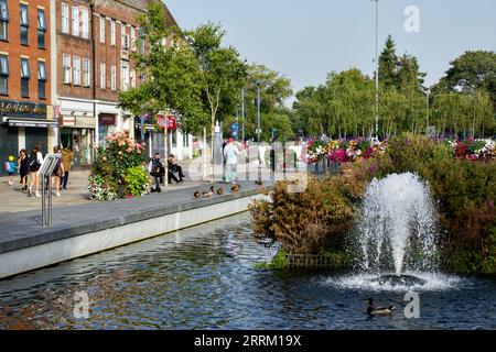 The Pond on the Parade, High Street, Watford, Hertfordshire, Angleterre, ROYAUME-UNI Banque D'Images