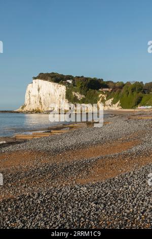 Angleterre, Kent, Deal, St Margaret's Bay, Beach et White Cliiffs Banque D'Images