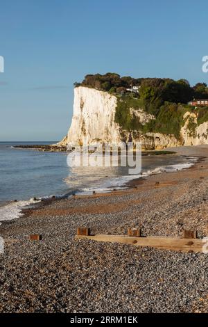 Angleterre, Kent, Deal, St Margaret's Bay, Beach et White Cliiffs Banque D'Images