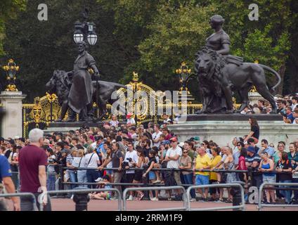 Londres, Royaume-Uni. 08 septembre 2023. Les foules se rassemblent pour observer la relève des gardes et les canons qui passent devant Buckingham Palace à l'occasion du premier anniversaire de la mort de la reine Elizabeth II (Photo de Vuk Valcic/SOPA Images/Sipa USA) crédit : SIPA USA/Alamy Live News Banque D'Images