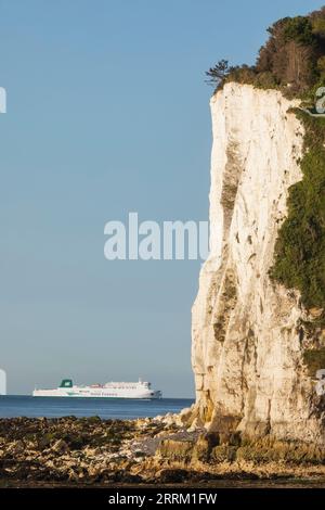 Angleterre, Kent, Deal, St Margaret's Bay, White Cliffs et Cross Channel Ferry Banque D'Images