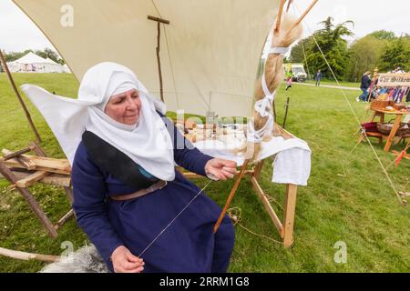 Angleterre, Kent, Maidstone, Leeds, Leeds Castle, Festival médiéval, Portrait de femme en costume médiéval spin soie Banque D'Images