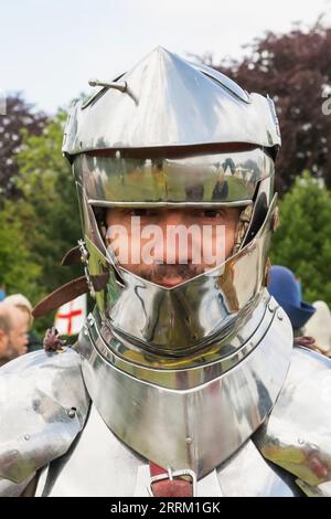 Angleterre, Kent, Maidstone, Leeds, Leeds Castle, Festival médiéval, Portrait d'Homme habillé en armure de joute aux pieds Banque D'Images