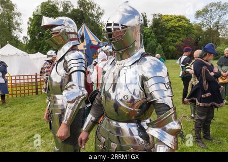 Angleterre, Kent, Maidstone, Leeds, Leeds Castle, Festival médiéval, Portrait d'hommes habillés en armure de joute au pied Banque D'Images