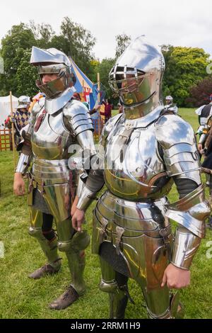 Angleterre, Kent, Maidstone, Leeds, Leeds Castle, Festival médiéval, Portrait d'hommes habillés en armure de joute au pied Banque D'Images