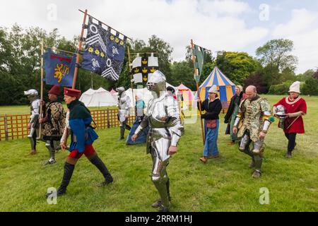 Angleterre, Kent, Maidstone, Leeds, Leeds Castle, Festival médiéval, Parade des participants à la joute habillés en costume de joute Banque D'Images