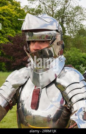 Angleterre, Kent, Maidstone, Leeds, Leeds Castle, Festival médiéval, Portrait d'Homme habillé en armure de joute aux pieds Banque D'Images