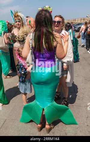 Angleterre, Kent, Margate, Margate Mermaid Festival aka Mergate, femmes habillées en sirènes Banque D'Images