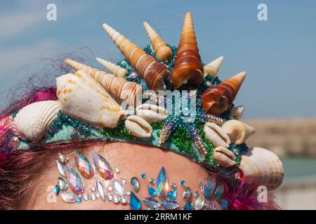 Angleterre, Kent, Margate, Margate Mermaid Festival aka Mergate, détail de costume de sirène coloré Banque D'Images