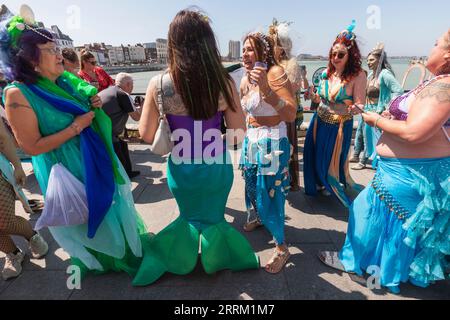 Angleterre, Kent, Margate, Margate Mermaid Festival aka Mergate, femmes habillées en sirènes Banque D'Images