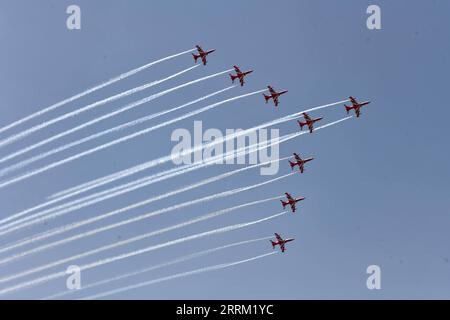 220927 -- GUWAHATI, 27 septembre 2022 -- l'équipe de voltige Surya Kiran de l'armée de l'air indienne se produit lors d'un spectacle aérien au-dessus de la rivière Brahmapoutre à Guwahati, dans l'État d'Assam, au nord-est de l'Inde, le 27 septembre 2022. Str/Xinhua INDIA-GUWAHATI-AIR SHOW JavedxDar PUBLICATIONxNOTxINxCHN Banque D'Images