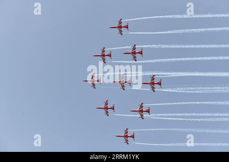 220927 -- GUWAHATI, 27 septembre 2022 -- l'équipe de voltige Surya Kiran de l'armée de l'air indienne se produit lors d'un spectacle aérien au-dessus de la rivière Brahmapoutre à Guwahati, dans l'État d'Assam, au nord-est de l'Inde, le 27 septembre 2022. Str/Xinhua INDIA-GUWAHATI-AIR SHOW JavedxDar PUBLICATIONxNOTxINxCHN Banque D'Images