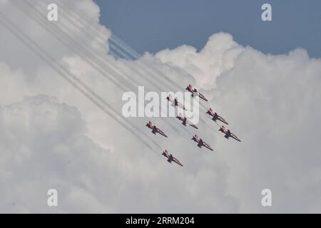 220927 -- GUWAHATI, 27 septembre 2022 -- l'équipe de voltige Surya Kiran de l'armée de l'air indienne se produit lors d'un spectacle aérien au-dessus de la rivière Brahmapoutre à Guwahati, dans l'État d'Assam, au nord-est de l'Inde, le 27 septembre 2022. Str/Xinhua INDIA-GUWAHATI-AIR SHOW JavedxDar PUBLICATIONxNOTxINxCHN Banque D'Images