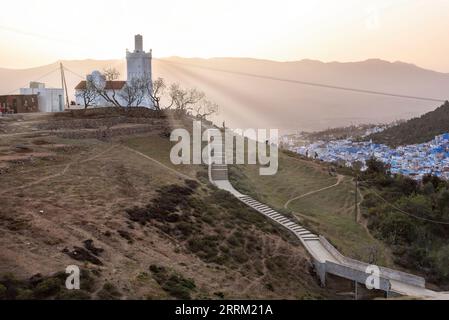 Vue panoramique de la célèbre ville bleue de Chefchaouen au Maroc, vue depuis la mosquée espagnole Banque D'Images