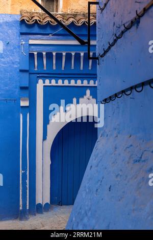 Porte en bois bleu vif dans le centre-ville de Chefchaouen, au Maroc Banque D'Images