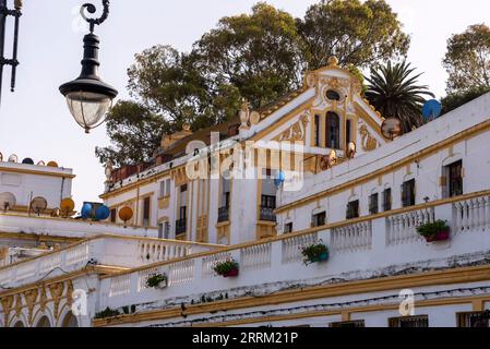 Maison espagnole typique de l'époque coloniale dans le centre-ville de Tanger, au nord du Maroc Banque D'Images