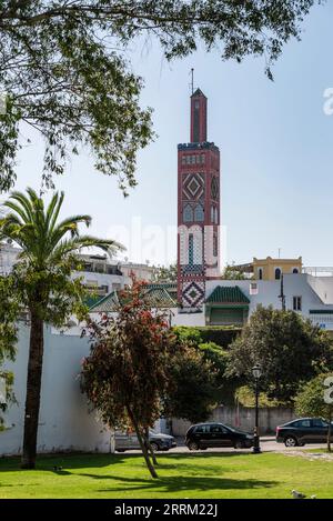 Minaret coloré de la mosquée Sidi Bou Abib dans le centre-ville de Tanger, au Maroc Banque D'Images