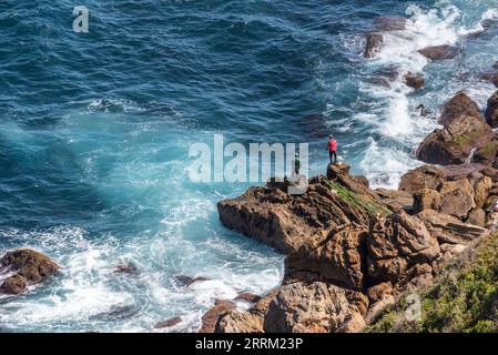 Deux pêcheurs sur une roche à Cape Spartel près de Tanger, au Maroc Banque D'Images