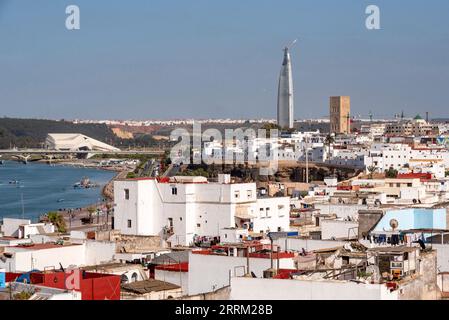 Vue panoramique sur la médina de Rabat, la célèbre tour Hassan, la tour Mohammed VI et le Grand Théâtre en arrière-plan, le Maroc Banque D'Images