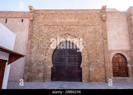 Ancien mur et porte principale de la célèbre Kasbah des Udayas dans le centre-ville de Rabat, au Maroc Banque D'Images