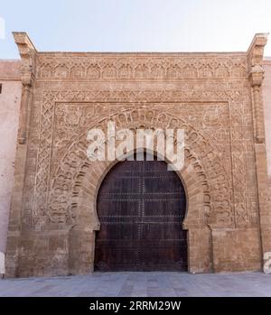 Ancien mur et porte principale de la célèbre Kasbah des Udayas dans le centre-ville de Rabat, au Maroc Banque D'Images