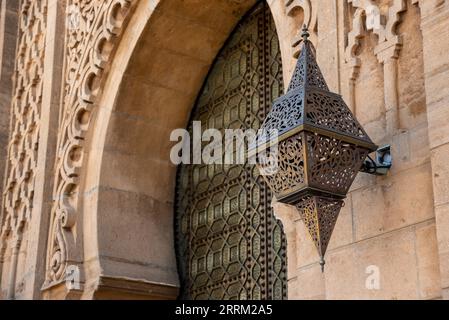 Décor oriental pittoresque d'une porte à la mosquée du quartier Hassan à Rabat, au Maroc Banque D'Images