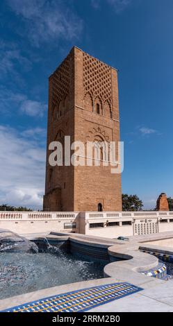 Emblématique tour Hassan dans le centre de Rabat, prévu comme un minaret encore plus élevé d'une mosquée, le Maroc Banque D'Images