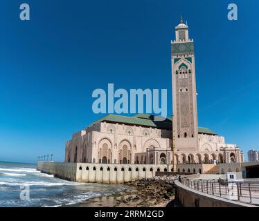 Extérieur de la célèbre mosquée Hassan II sur la côte de Casablanca, Maroc Banque D'Images